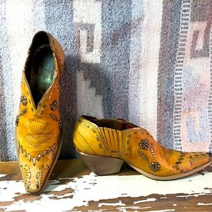Women’s tan embellished leather BCBG pointed toe heeled cowboy booties 6.5
